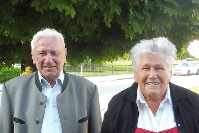 Die Jubilare Heinrich und Anni Rudholzer freuten sich, mit den Schützen zusammen ihre hohen Geburtstage feiern zu können.